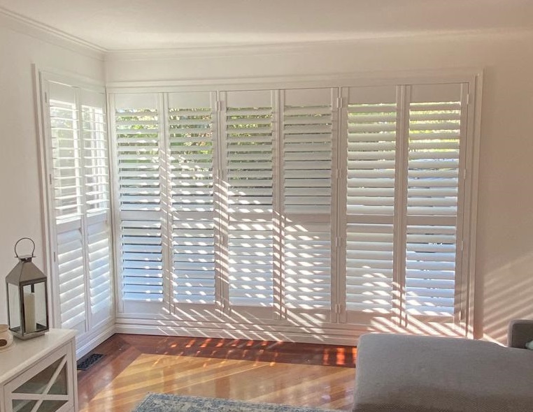 Corner window solution with white pvc shutters 3340 VIC
