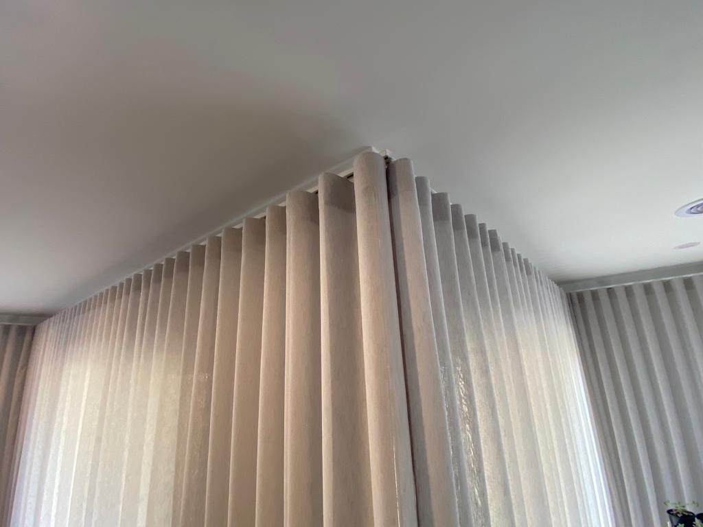 S-Fold Linen Sheers Mounted on Ceiling in Dining Room 3340 VIC
